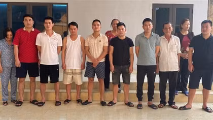 Nhóm đối tượng tổ chức chơi xóc đĩa giữa đêm
