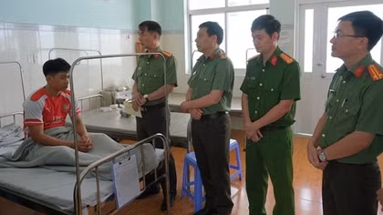 Hung hãn xông vào trụ sở chém trọng thương công an