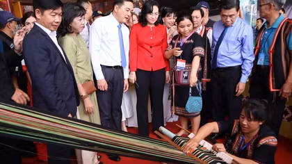 Đưa làng nghề vào triển lãm