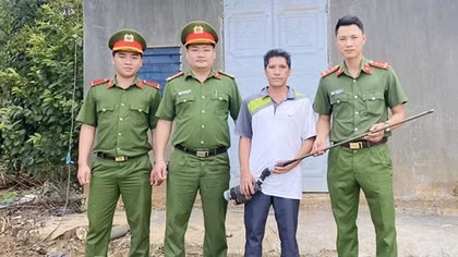 Một chiến sĩ Công an vận động người dân giao nộp nhiều súng tự chế