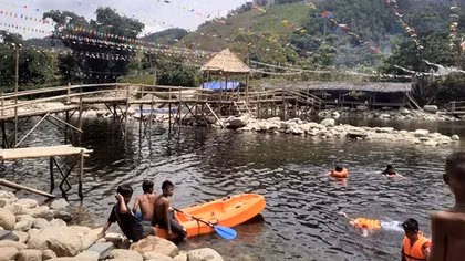 Bị "tuýt còi" vẫn ngang nhiên chặn suối A Lin kinh doanh du lịch trái phép