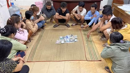 Nhóm nam nữ sát phạt trên chiếu bạc lúc đêm khuya