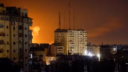 Israel tiếp tục không kích dữ đội Gaza