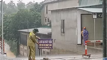 Công an Hà Tĩnh chủ động giúp dân trong mùa mưa bão
