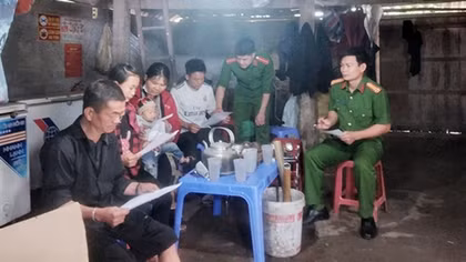 Trưởng Công an xã kể chuyện trèo đèo, lội suối, vận động bà con làm căn cước công dân