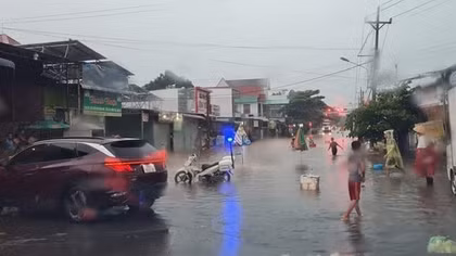 Hỗ trợ người dân khắc phục hậu quả sau cơn mưa lớn kéo dài