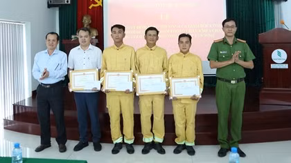 Nhiều tập thể, cá nhân được khen thưởng vì có thành tích xuất sắc trong chữa cháy