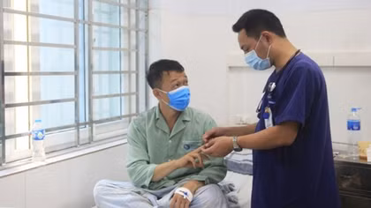 Mắc bệnh hiếm sau khi bị mèo cắn