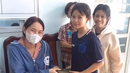 Ba thiếu niên nghèo không tham của rơi