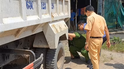 Xe ben lùi trúng người đàn ông mù bán vé số
