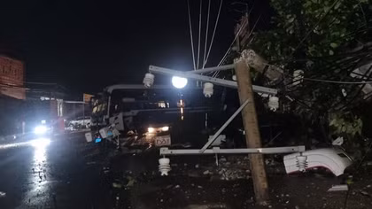 Xe khách mất lái tông gãy trụ điện trong đêm