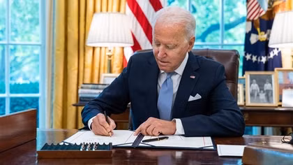 Ông Biden ký ban hành luật nâng trần nợ công sau nhiều tuần tranh cãi