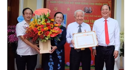 Trung tướng Võ Thái Hòa vinh dự nhận Huy hiệu 65 năm tuổi Đảng
