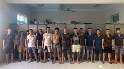 Bắt quả tang nhóm đánh bạc trong nhà phao "lưu động" tại khu vực sông Hồng