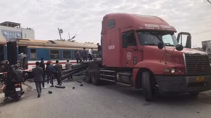 Xe container bị tàu hỏa "san bằng" phần thân