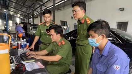 Lãnh đạo và nhân viên nhiều trung tâm đăng kiểm ở Hà Nội thông đồng “bỏ qua vi phạm” để trục lợi