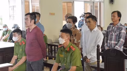 10 năm tù cho "trùm giang hồ" đâm chủ quán karaoke nguy kịch