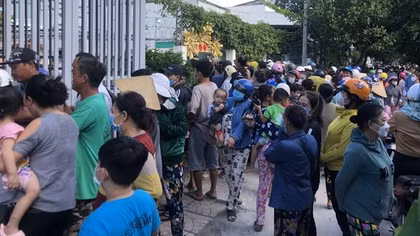 Hàng trăm người chen lấn, xô đẩy vì chợ lá 0 đồng ở Bạc Liêu
