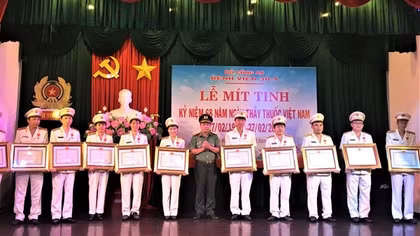 Khen thưởng các y, bác sỹ Bệnh viện 30-4 nhân Ngày Thầy thuốc