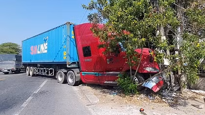 Tránh xe máy qua đường, xe đầu kéo tông gãy 2 trụ điện trung thế
