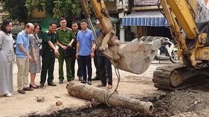 Phát hiện súng thần công Triều Nguyễn khi đào máng đặt ống thoát nước