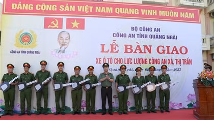 Bàn giao 50 xe ôtô chuyên dụng cho Công an xã, thị trấn
