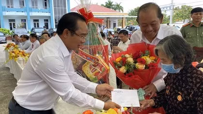 500 phần quà xuân đến bà con huyện Bến Lức