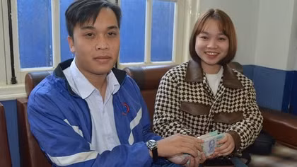 Tài xế taxi trả lại 190 triệu đồng nhặt được cho du khách