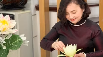 Người “phù phép” trái đu đủ xanh thành… những sắc hoa muôn màu