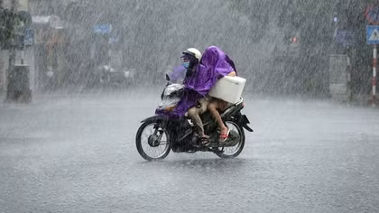 Nắng nóng tạm lui, miền Bắc đón mưa giông