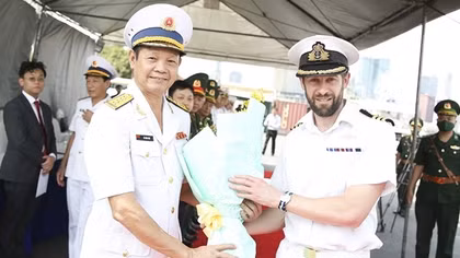 Tàu Hải quân Hoàng gia Anh tới thăm TP Hồ Chí Minh