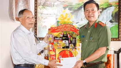 Công an các địa phương thăm gia đình chính sách, thương binh - liệt sĩ