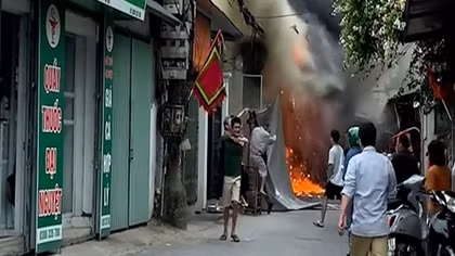 Khói lửa ngùn ngụt dãy ki-ốt ở Hà Nội