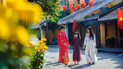 Ngày đầu năm mới, Hà Nội và TP Hồ Chí Minh nắng đẹp, Trung Bộ lác đác mưa