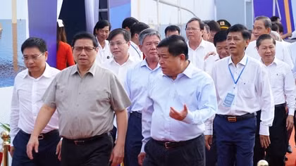 Thủ tướng yêu cầu “vượt nắng thắng mưa” sớm hoàn thành xây dựng cầu Đại Ngãi