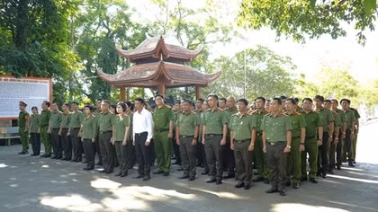 Đoàn đại biểu Công đoàn CAND trao quà tặng Công an xã và người có công