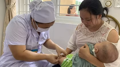 Tiếp tục bố trí ngân sách để mua vaccine tiêm chủng mở rộng
