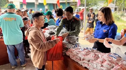Đem "phiên chợ 0 đồng” đến với đồng bào khó khăn miền núi Quảng Nam