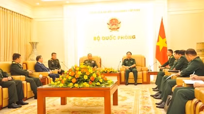 Đại tướng Phan Văn Giang tiếp Chủ nhiệm Tổng cục Chính trị Quân đội nhân dân Lào