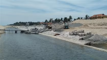 Làm gì để ngăn chặn xói lở bờ biển kéo dài, gây thiệt hại nghiêm trọng tại Hội An?