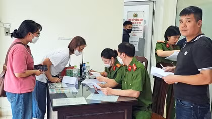 Xót xa ngóng tìm người thân trong vụ cháy chung cư mini