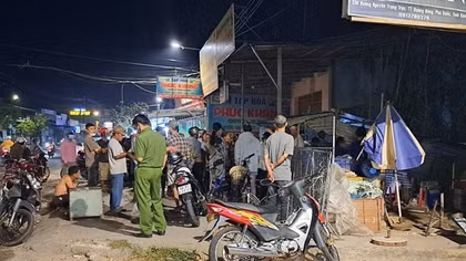Ô tô va chạm trong hẻm khiến bé trai 2 tuổi tử vong