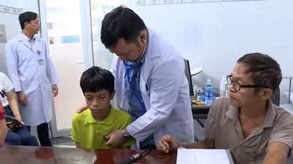 Khám sàng lọc tim mạch miễn phí cho cán bộ chiến sĩ và người dân