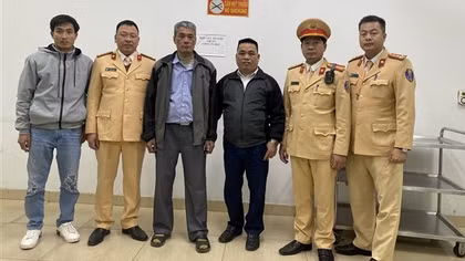 CSGT giúp người đàn ông không giấy tờ tuỳ thân đi lạc về với gia đình
