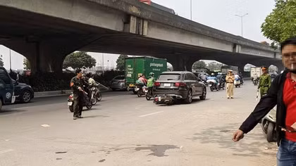 Xe máy tông đuôi ô tô đỗ giữa đường
