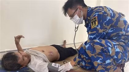 Kịp thời cấp cứu ngư dân bị nạn tại khu vực biển quần đảo Trường Sa