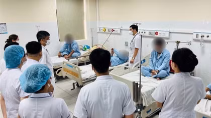 Ăn trứng cá sấu hỏa tiễn, 6 người nguy kịch