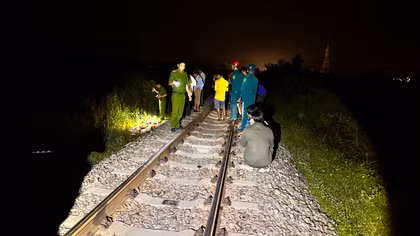 Ngồi nhậu trên đường ray, bị tàu hoả tông tử vong