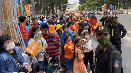 Đội nắng, đẫm ướt mồ hôi đảm bảo an ninh trật tự cho người dân vui lễ 30/4