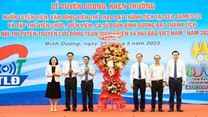 Bình Dương khen thưởng nhiều huấn luyện viên, vận động viên, diễn viên, ca sĩ